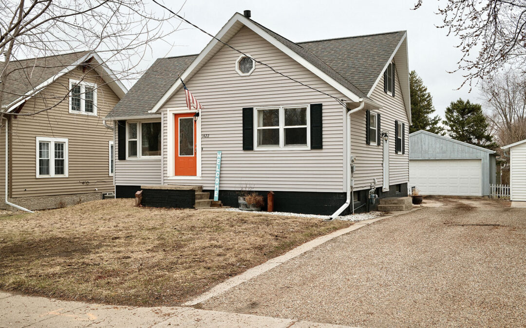1422 Division Street – Hull, IA 51239